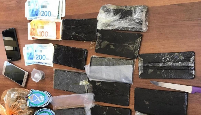 الشرطة تضبط 12 بلاطة حشيش وكمية من الماريجوانا يشتبه انها مخدرة  في الخليل

