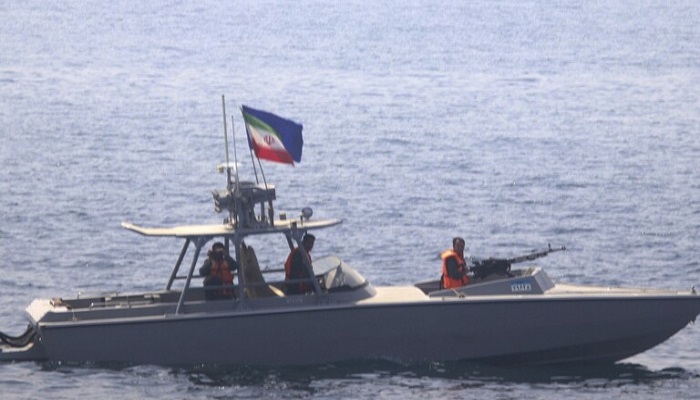 إيران: الحرس الثوري يحتجز سفينة تهرب الوقود بالخليج
