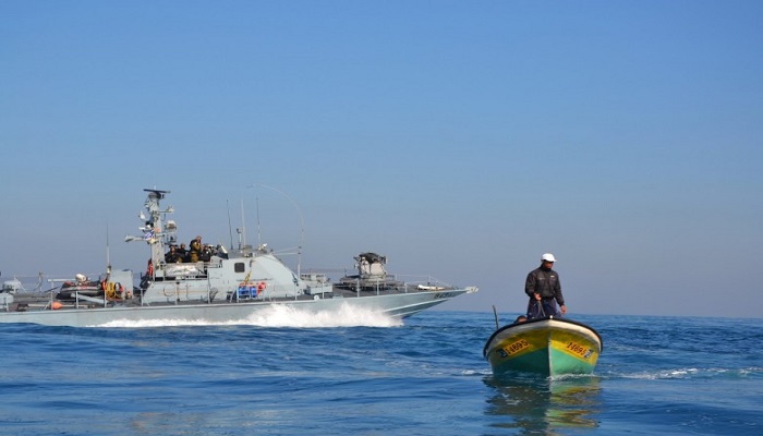 زوارق الاحتلال تستهدف مراكب الصيادين في عرض البحر 