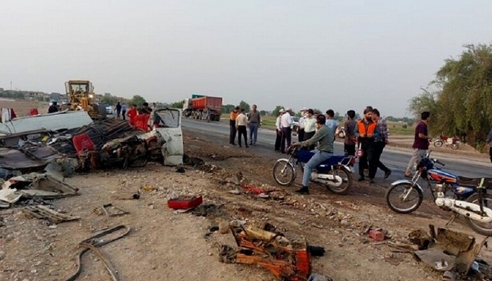 16 قتيلا جراء اصطدام شاحنة بحافلة صغيرة في إيران
