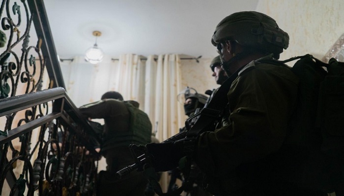 الاحتلال يعتقل ثمانية مواطنين من عائلة واحدة في الخليل
