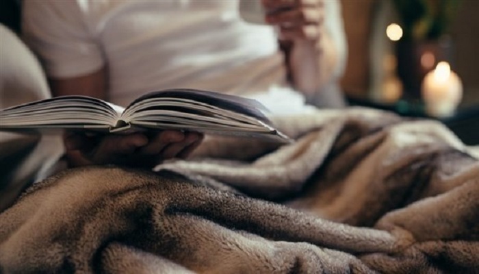 هل قراءة كتاب قبل النوم يحسّن نومك ليلا؟
