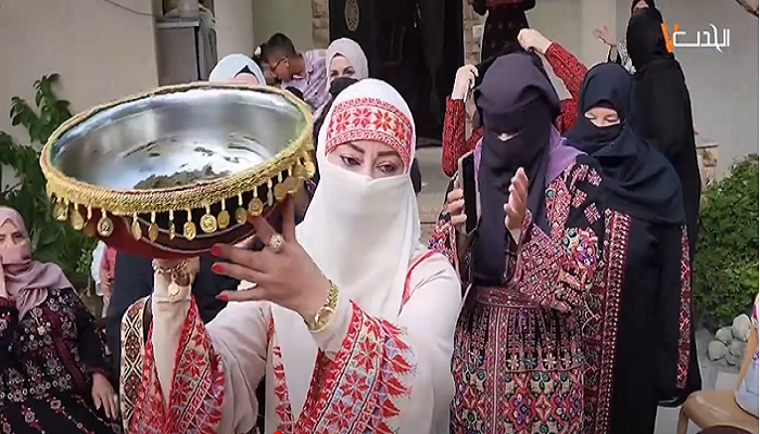فلسطينية من قطاع غزة تحيي العادات القديمة في الأفراح وتصنع الثوب المطرز والحنة التراثية

