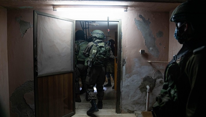 قوات الاحتلال تعتقل 20 فلسطينيا من الضفة 