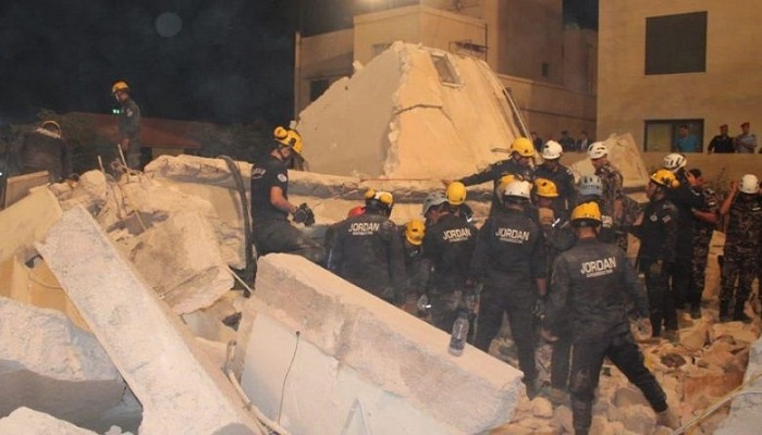 فرق الإنقاذ تبحث عن 10 أشخاص تحت أنقاض المبنى المنهار في عمان
