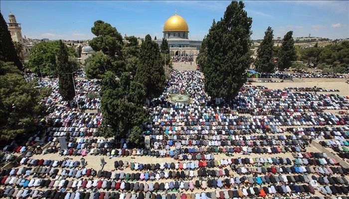 عشرات الآلاف يؤدون صلاة الجمعة في رحاب المسجد الأقصى
