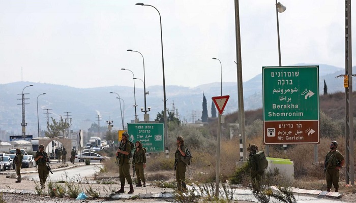 مستوطنون يهاجمون مركبات المواطنين قرب حاجز حوارة العسكري
