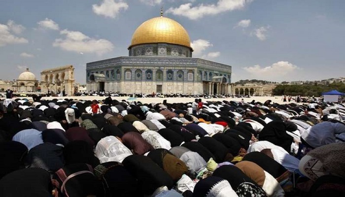 60 ألفا يؤدون صلاة الجمعة في المسجد الأقصى
