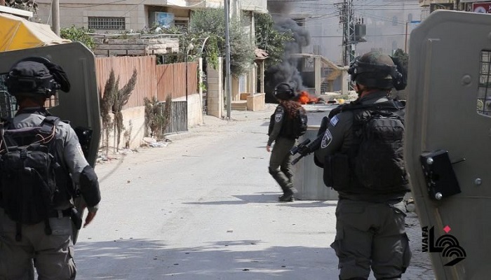 إصابة فتى بالرصاص الحي خلال مواجهات مع الاحتلال في مخيم العروب
