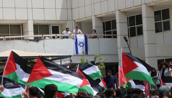 الشرطة الإسرائيلية تبدأ بتطبيق قرار حظر رفع العلم الفلسطيني
