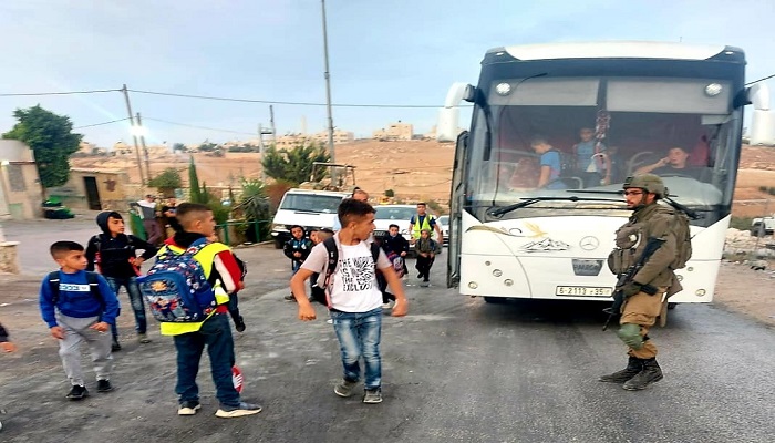 الاحتلال يحتجز مدير ومعلمي مدرسة شعب البطم بمسافر يطا جنوب الخليل
