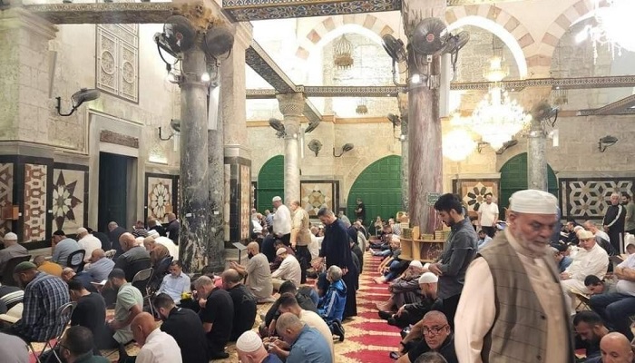 الآلاف يؤدون صلاة الفجر في المسجد الأقصى المبارك