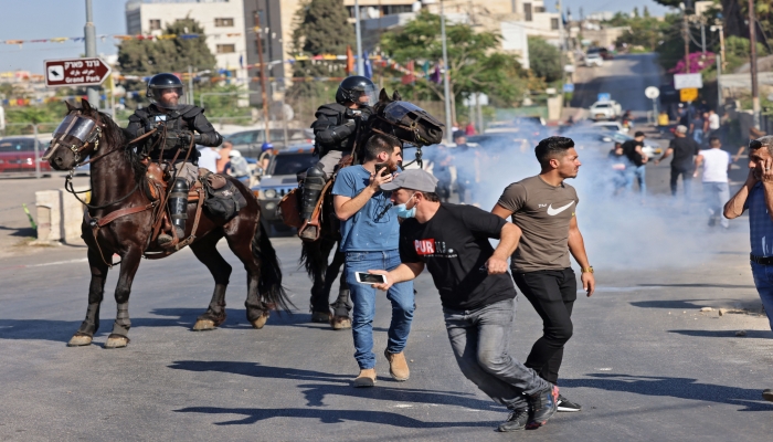 الاحتلال يعتقل ستة مقدسيين ويعتدي على سكان حي الشيخ جراح
