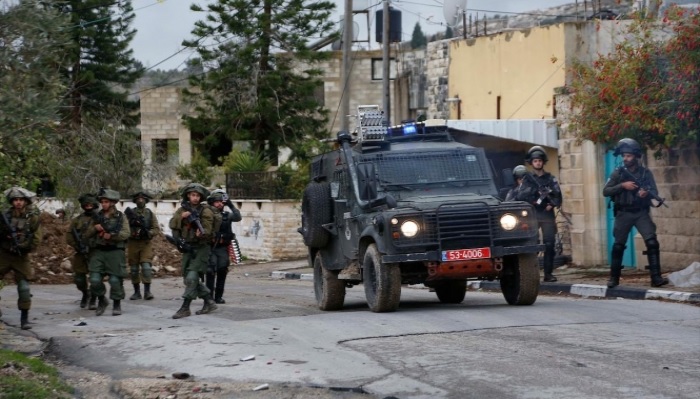 جيش الاحتلال يغلق طرق ومداخل عدة مناطق في الضفة

