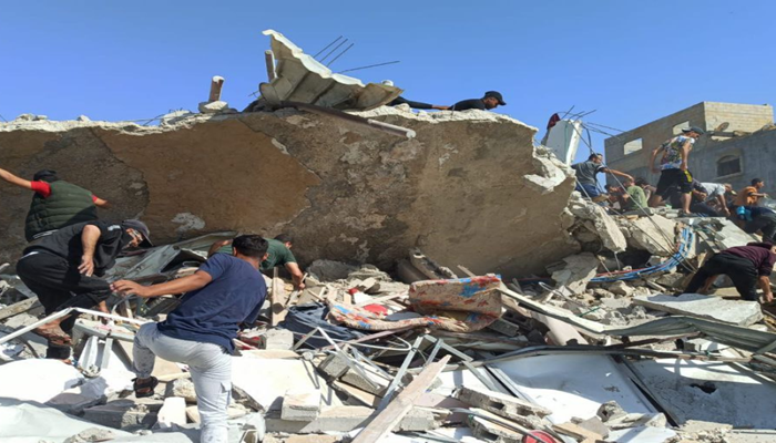 انتشال عشرات جثامين الشهداء من داخل مدرسة البراق شمال مدينة غزة
