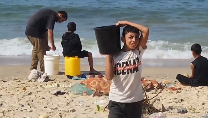 نازحون في جنوب قطاع غزة يلجأون لاستخدام مياه البحر 

