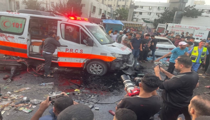 الهلال الأحمر توضح حقيقة استهداف الاحتلال لمركبات الإسعاف قرب مستشفى الشفاء