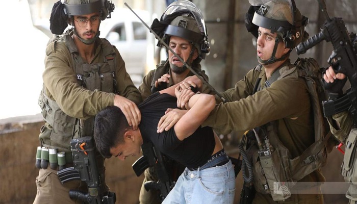 بينهم أطفال.. قوات الاحتلال تعتقل 25  فلسطينيا من الضفة 
