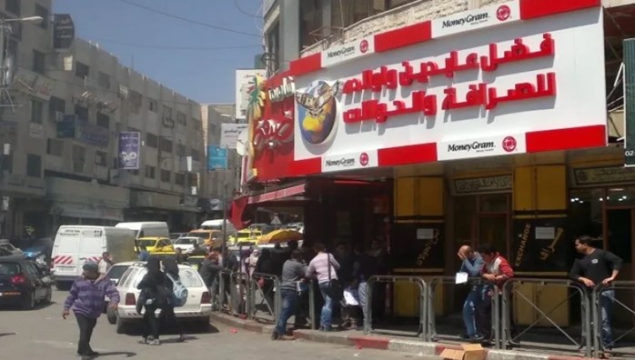 الاحتلال يقتحم محلات