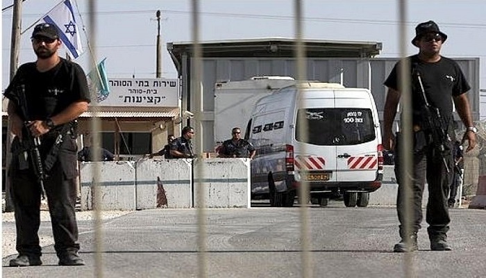 شرطة الاحتلال تعتقل سجانا إسرائيليا هرب هواتف محمولة للأسرى مقابل المال 

