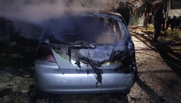 مستوطنون يحرقون مركبة في عوريف جنوب نابلس 
