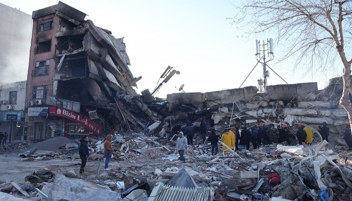 ارتفاع حصيلة الزلزال المدمر في تركيا وسوريا إلى أكثر من 7300 قتيلا