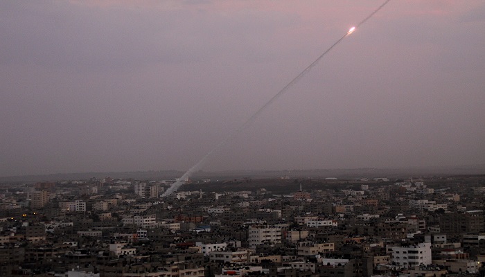 سخط إسرائيلي من عدم الرد على صاروخ غزة

