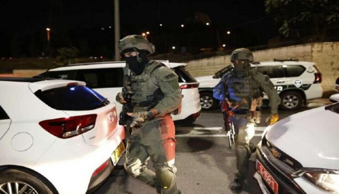 قوات الاحتلال تعتدي على شاب مقدسي وتعتقله
