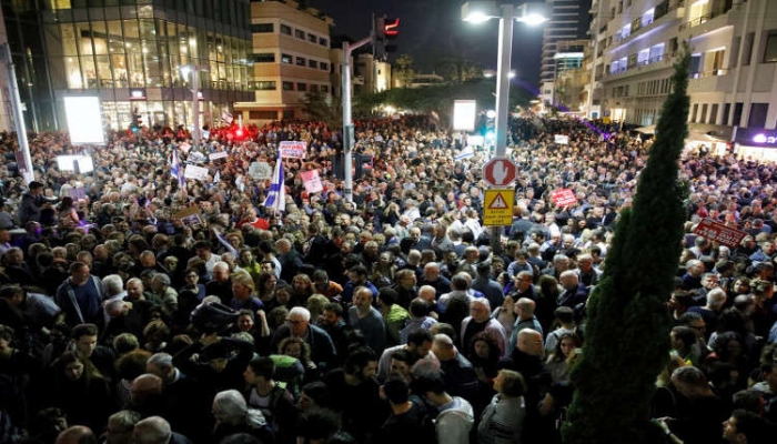 مئات آلاف الاسرائيليين يتظاهرون ضد 