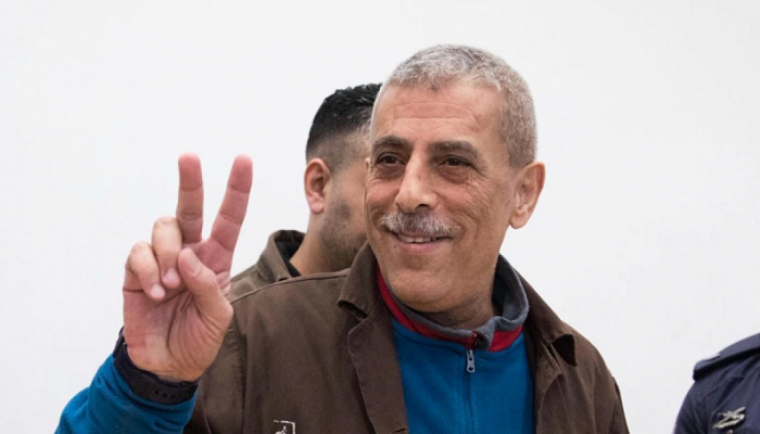 أبو بكر يدعو الصليب