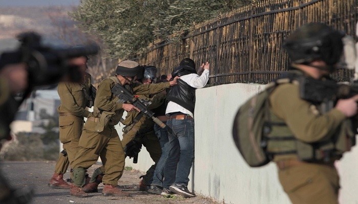 قوات الاحتلال تعتقل 13 مواطنا من الضفة الغربية 