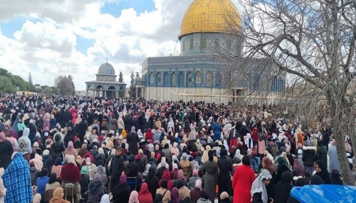 250 ألفا يؤدون صلاة الجمعة الثانية من شهر رمضان في المسجد الأقصى
