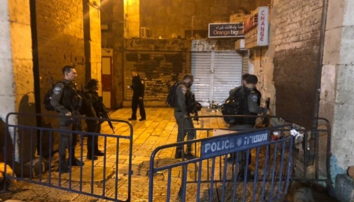 قوات الاحتلال تطلق النار على شابٍ عند باب السلسلة في القدس