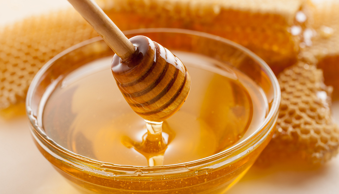 العلماء يلجأون إلى العسل بحثا عن حل لكبرى المخاطر المهددة للصحة العالمية
