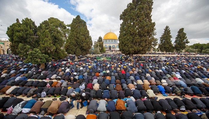 250 ألفا يؤدون صلاة الجمعة الأخيرة من شهر رمضان في المسجد الأقصى
