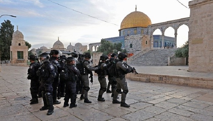 شرطة الاحتلال تزيل العلم الفلسطيني عن مصلى قبة الصخرة
