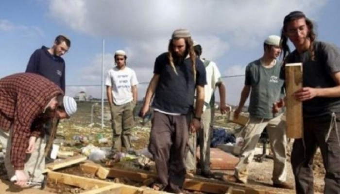 مستوطنون يشرعون بأعمال حفر في قرية بيرين بمسافر يطا
