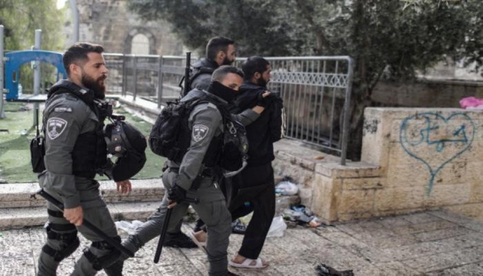 الاحتلال يعتقل شابين من القدس
