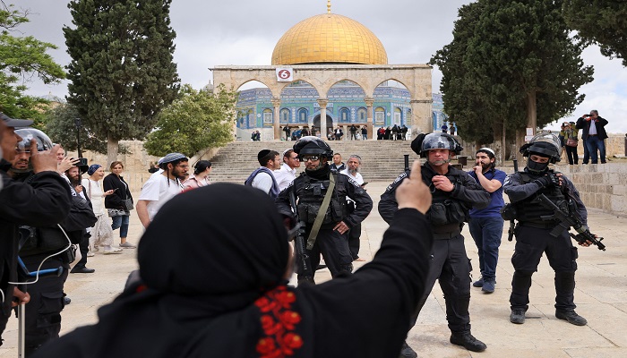 عشرات المستوطنين يقتحمون المسجد الأقصى بحماية قوات الاحتلال

