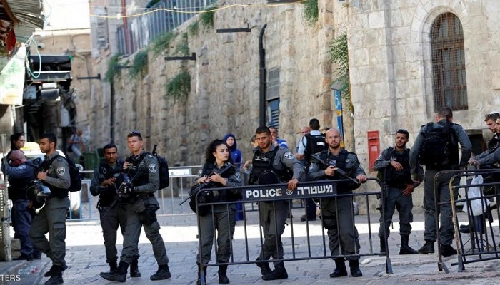الاحتلال يفرض الحبس المنزلي على شاب من القدس
