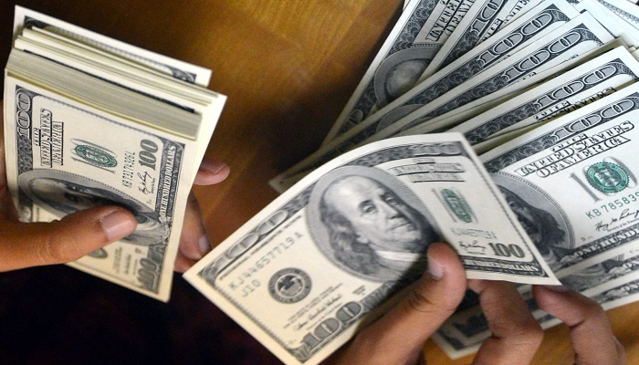 باحث اقتصادي مصري يتوقع انهيارا مدويا للدولار
