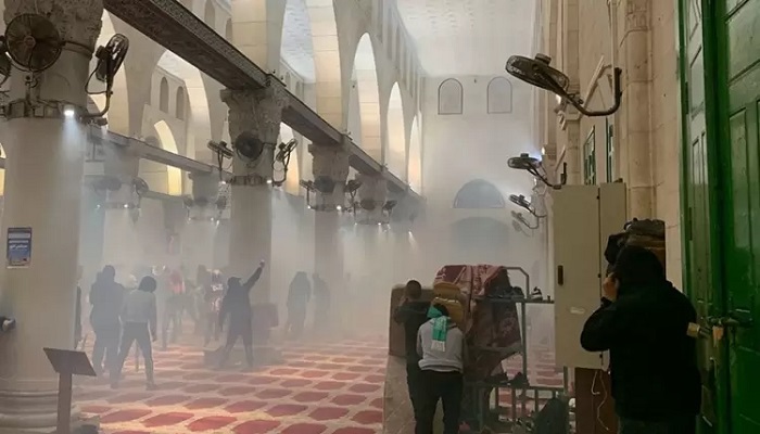قوات الاحتلال تقتحم المسجد الأقصى وتعتدي على المعتكفين (فيديو)