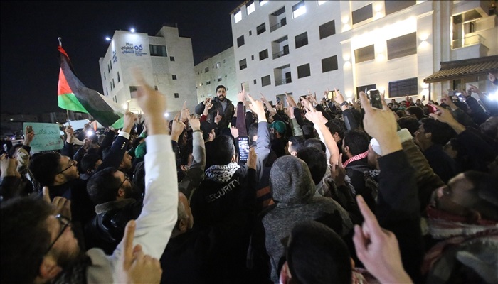 أردنيون يطالبون بطرد سفير الاحتلال احتجاجا على اقتحام الأقصى
