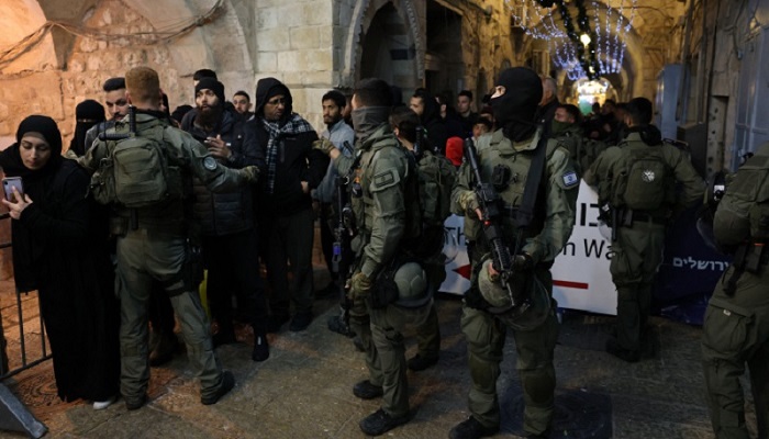 شرطة الاحتلال تعتدي على المصلين عند باب حطة في المسجد الأقصى

