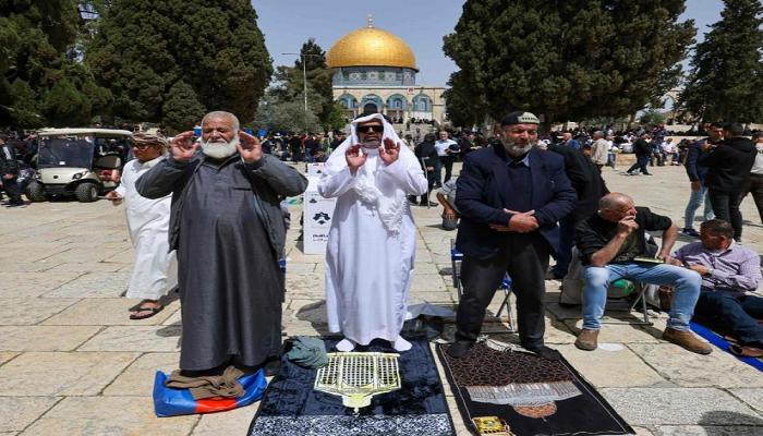130 ألفا يؤدون صلاة الجمعة الثالثة من شهر رمضان في المسجد الأقصى
