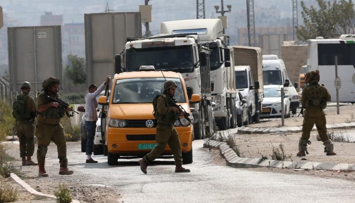 الاحتلال يغلق الحواجز العسكرية المحيطة بمدينة نابلس
