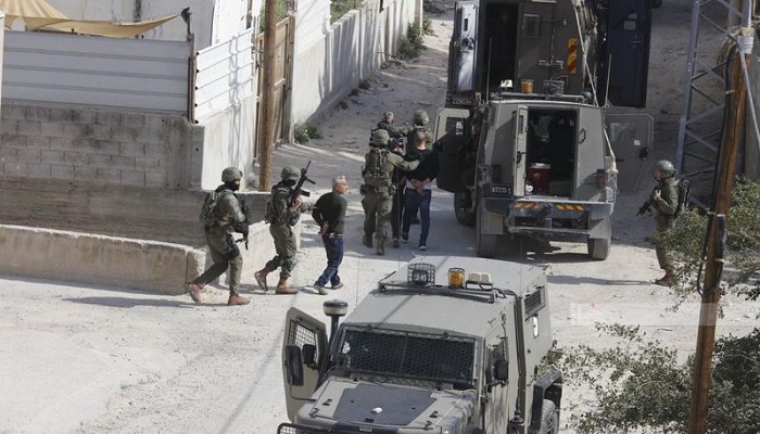 الاحتلال يعتقل 13 مواطنا من الخليل بينهم 6 أطفال
