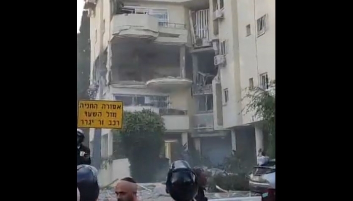 مقتل مستوطن وإصابة آخرين بعد سقوط صاروخ على مبنى في تل أبيب
