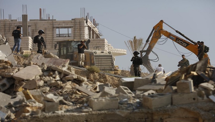 يقطن فيهما 10 أفراد: الاحتلال يهدم شقتين سكنيتين بجبل المكبر في القدس
