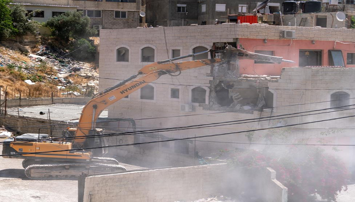 الاحتلال يهدم بناية سكنية في بلدة سلوان ويشرد 50 شخصا من قاطنيها
